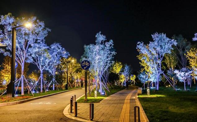 1678699101182038.jpg 亮化工程材料選擇:如何選擇合適的燈光設備?